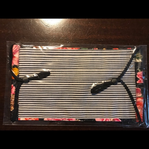 Johnny Was adult size cotton/sateen pleated mask. Expandable. Brand new! - Picture 2 of 5